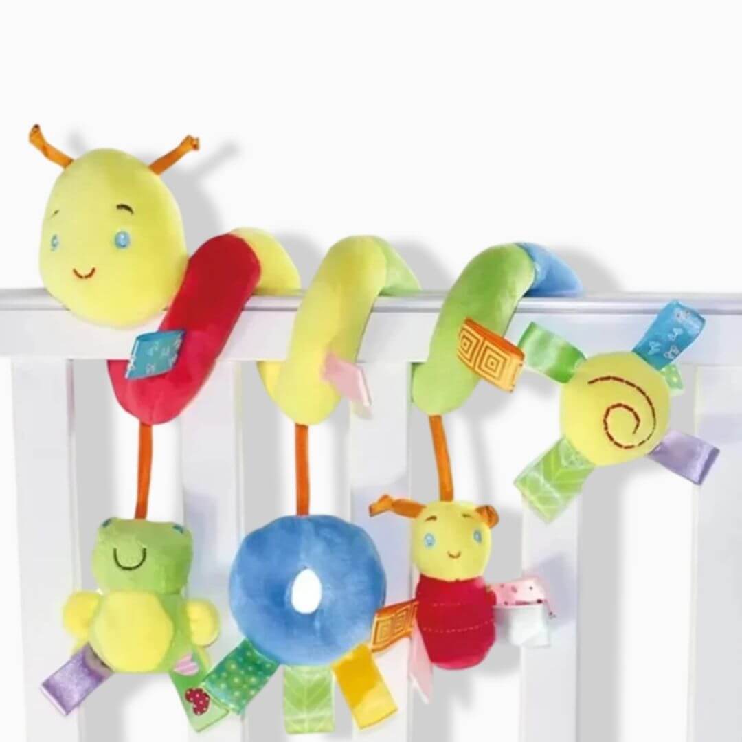 Hochet-bébé-chenille-rieuse-lit
