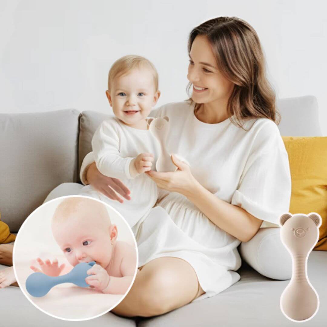 Une maman et son enfant avec le Hochet bebe maracas petit ourson