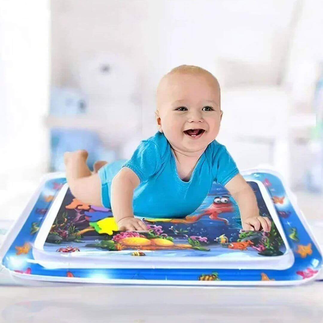 Tapis-d'eau-bebe-la-pieuvre-enfant-heureux