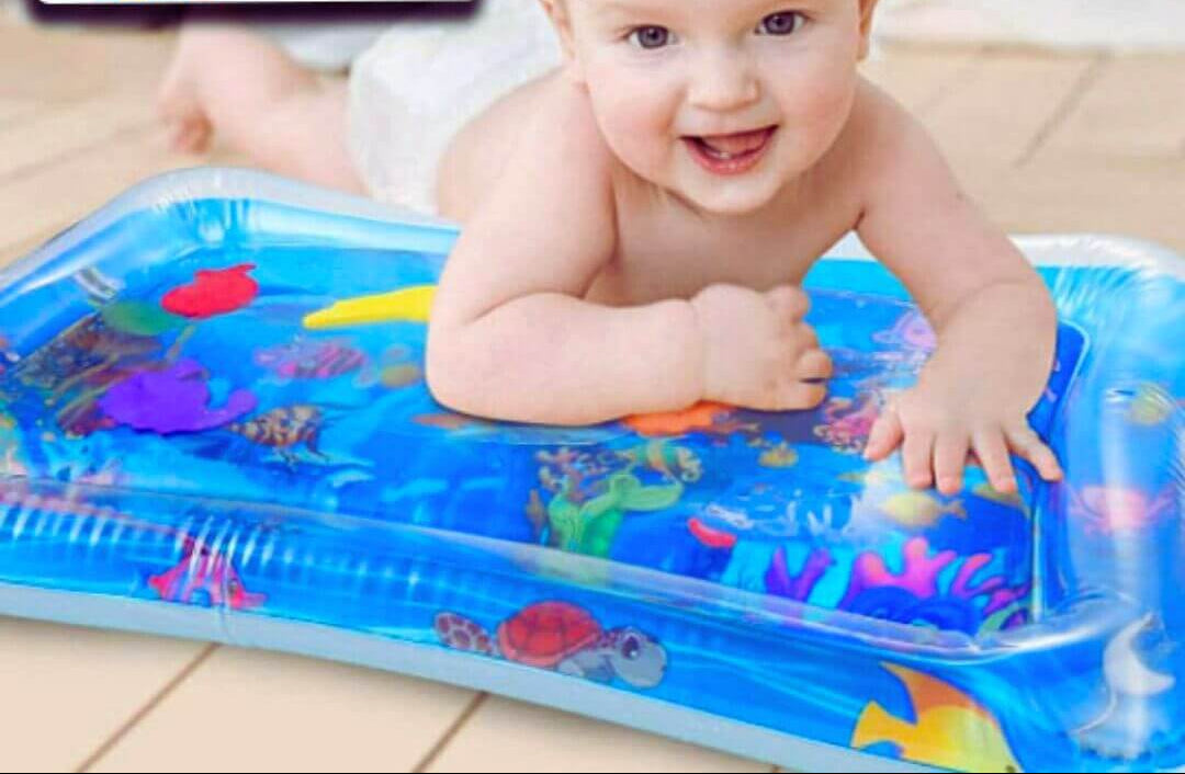 Tapis-d'eau-bébé-les-dauphins-position-sur-ventre