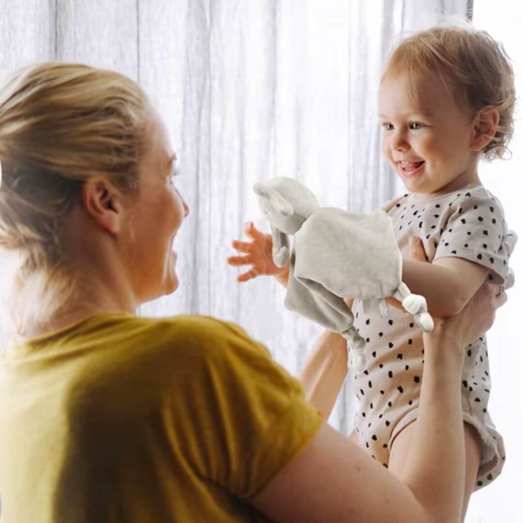Doudou bébé, Éléphant en hochet, enfant et maman