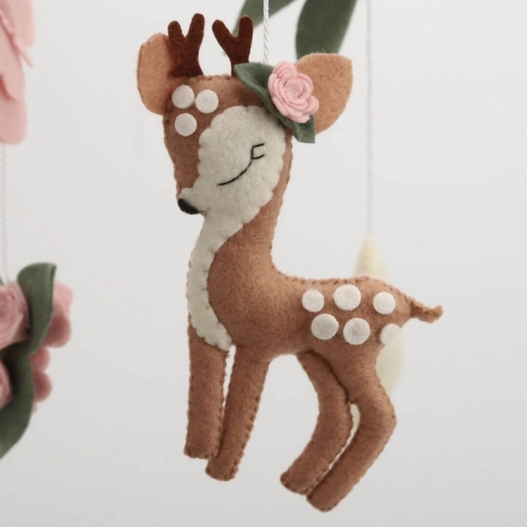 Mobile-bébé-cerf-et-papillons-cerf-mignon