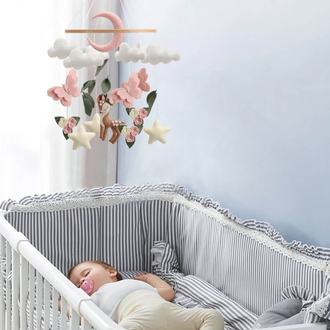 mobile-bébé-cerf-et-papillons-pour-un-sommeil-paisible
