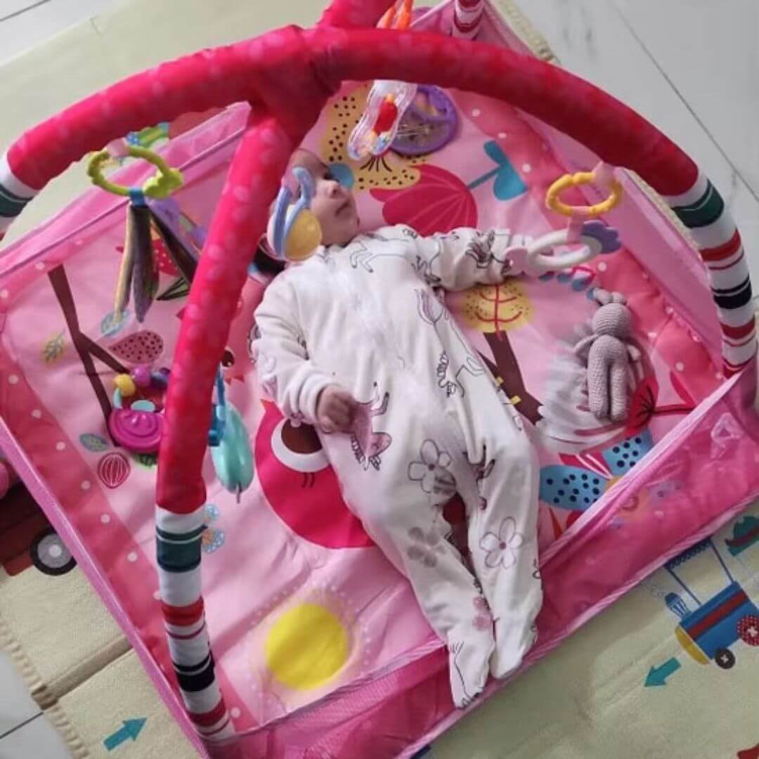 Arche-d'éveil-rose-pastel-pour-bébé-sur-le-dos