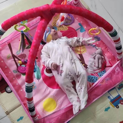 Arche-d'éveil-rose-pastel-pour-bébé-sur-le-dos