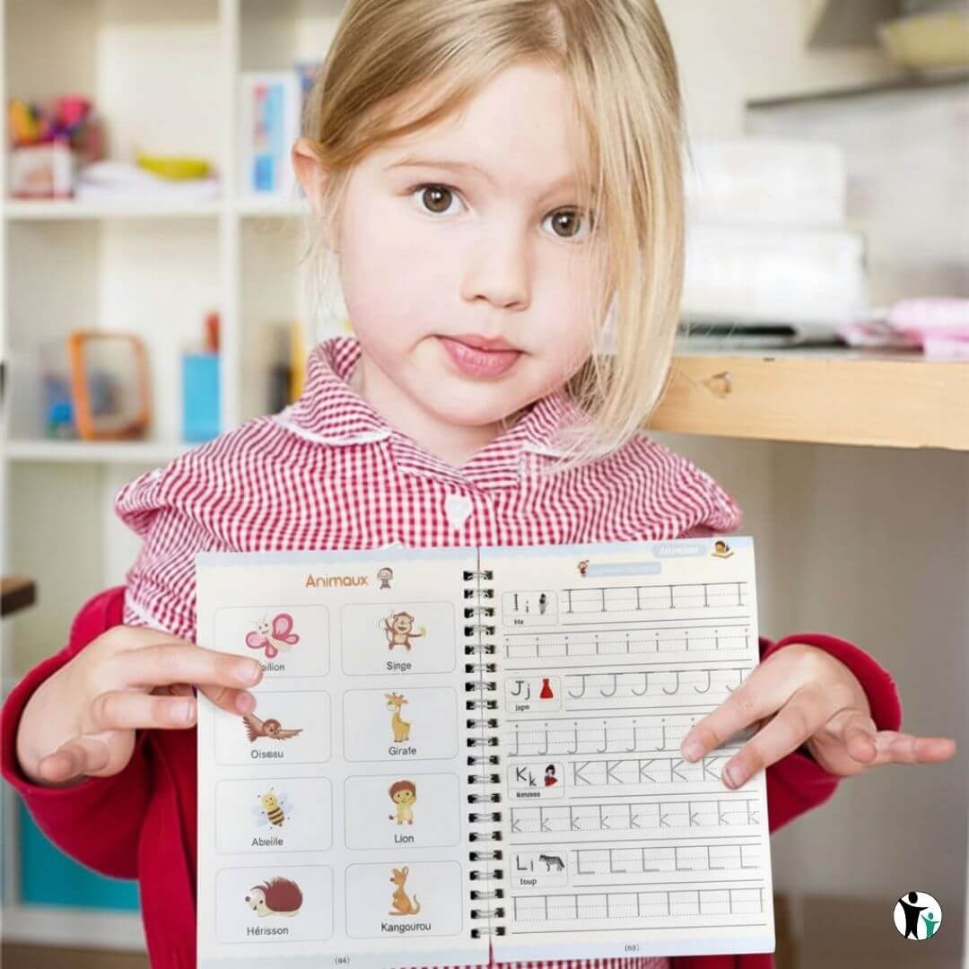 Une fille fière de son Cahier d'écriture magique - Copybook™