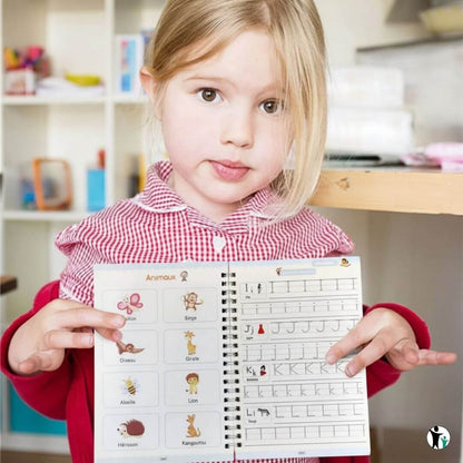 Une fille fière de son Cahier d'écriture magique - Copybook™