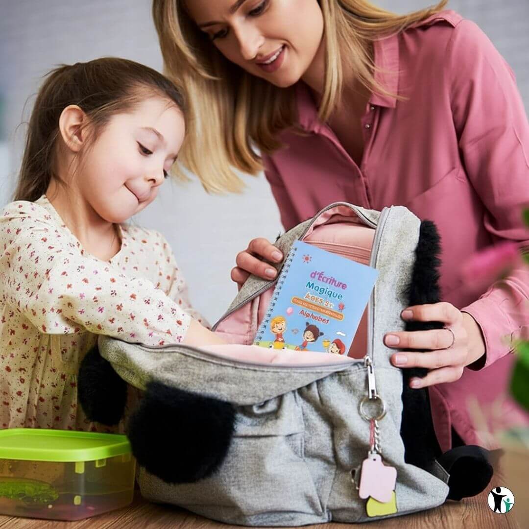 Le Cahier d'écriture magique - Copybook™, dans un sac d'écolier