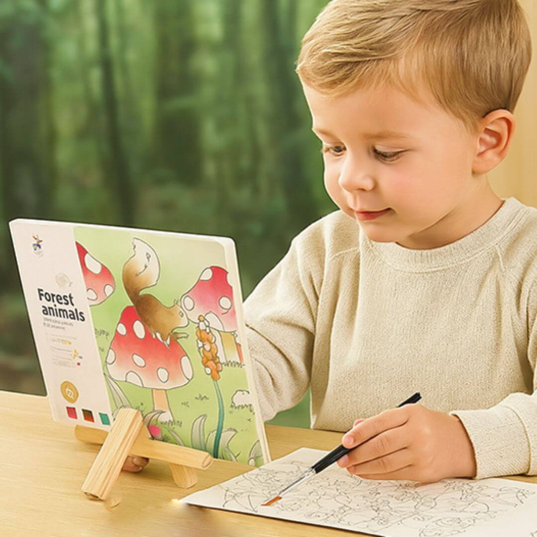 Un enfant de 6 ans qui dessine sur le Cahier de dessin - Aquarelle