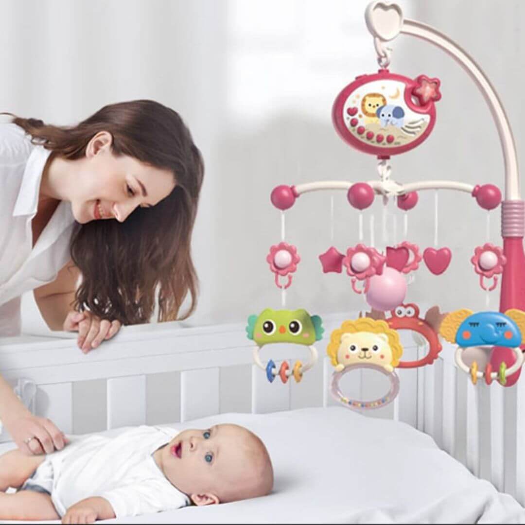 Mobile-musical-bébé-rose-enfant-curieux