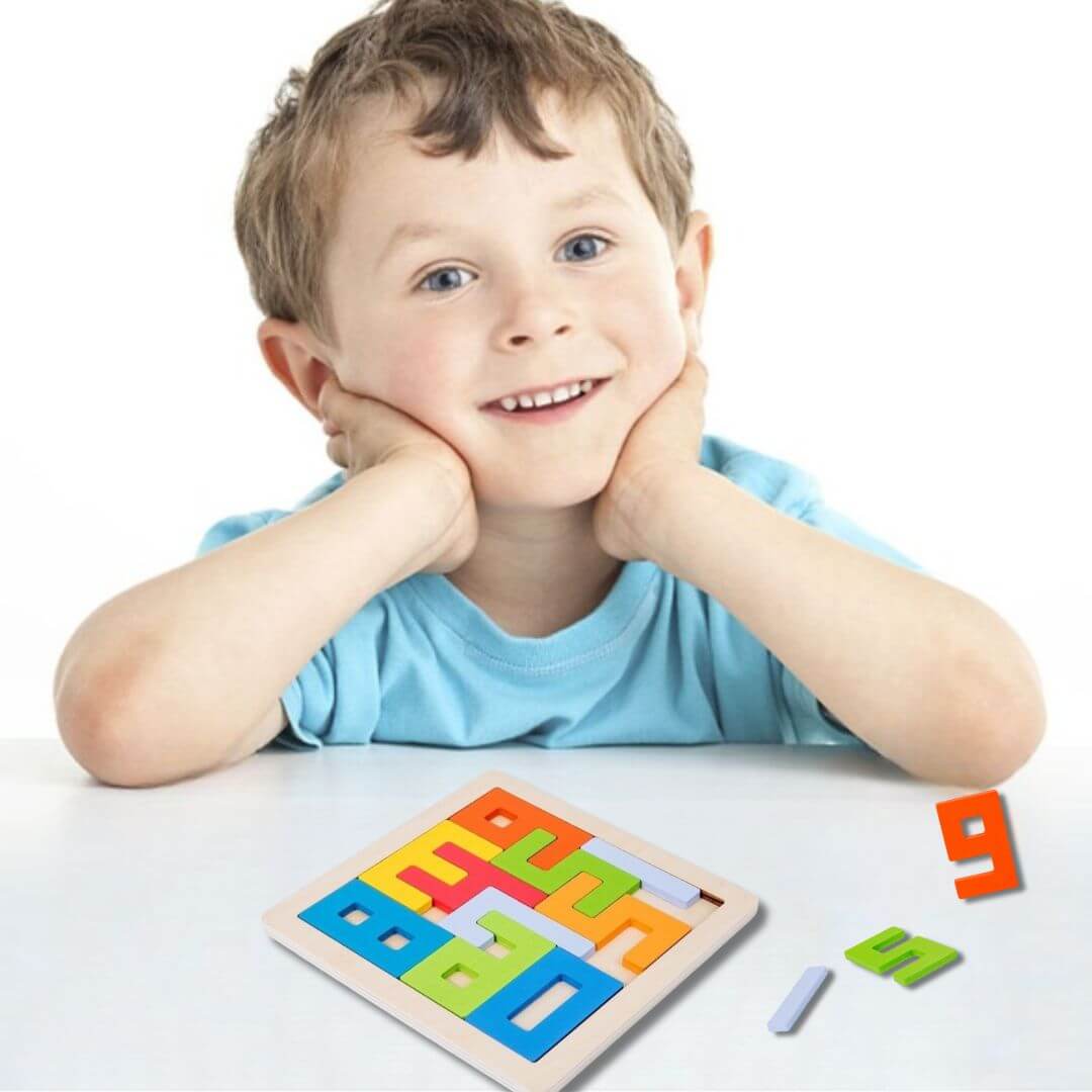 Un enfant heureux jouant avec le Puzzle bois Casse-tête