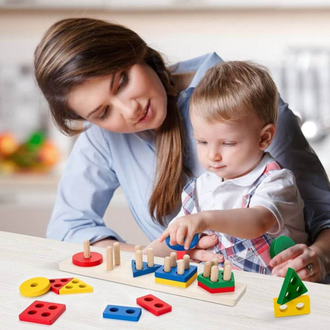 Une maman avec son bébé qui jouent avec le Puzzle bois