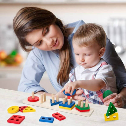 Une maman avec son bébé qui jouent avec le Puzzle bois