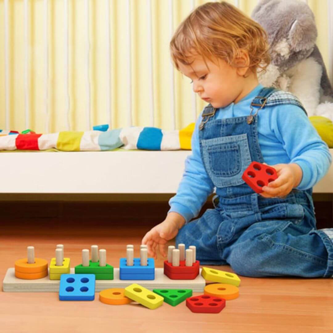 Un bébé qui joue avec le Puzzle bois