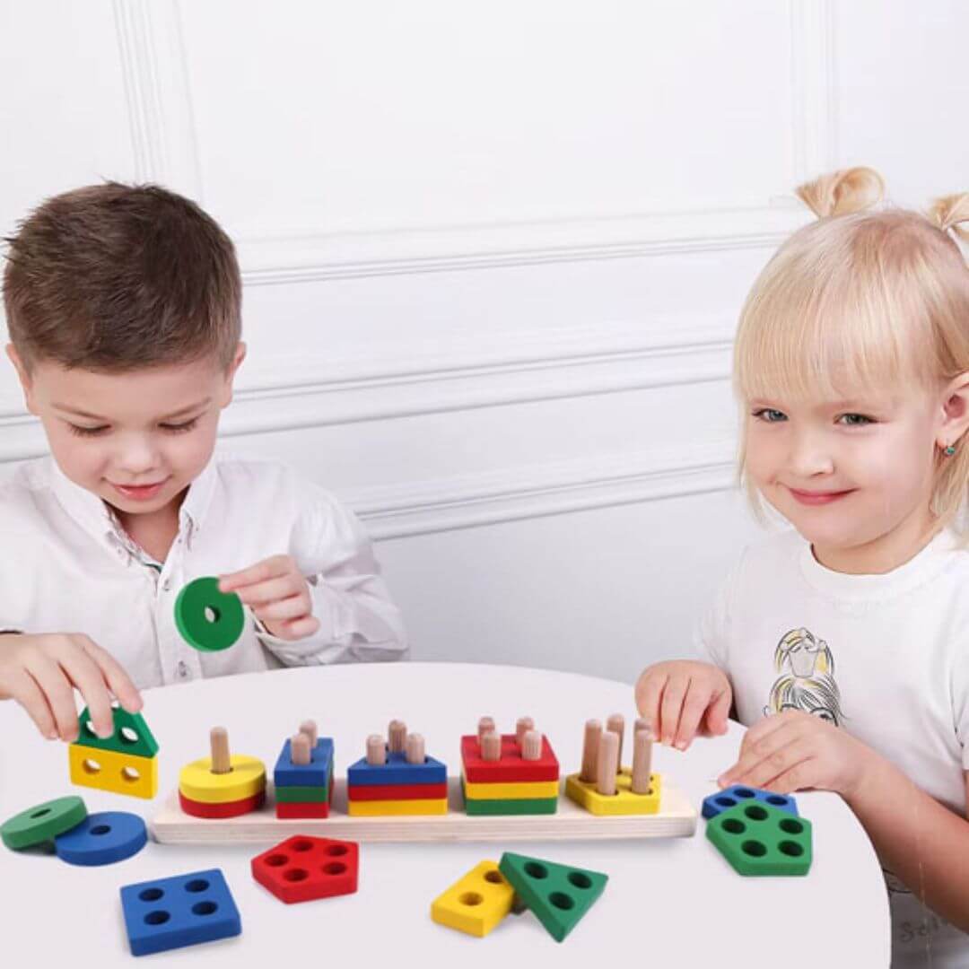 Deux enfants qui jouent avec e Puzzle bois