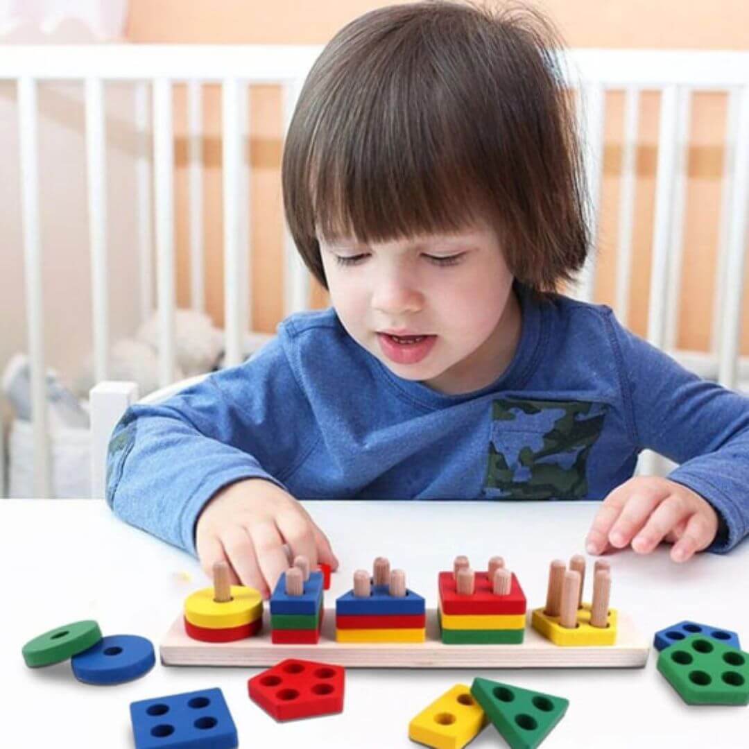 Un garçon de 3 ans avec le Puzzle bois