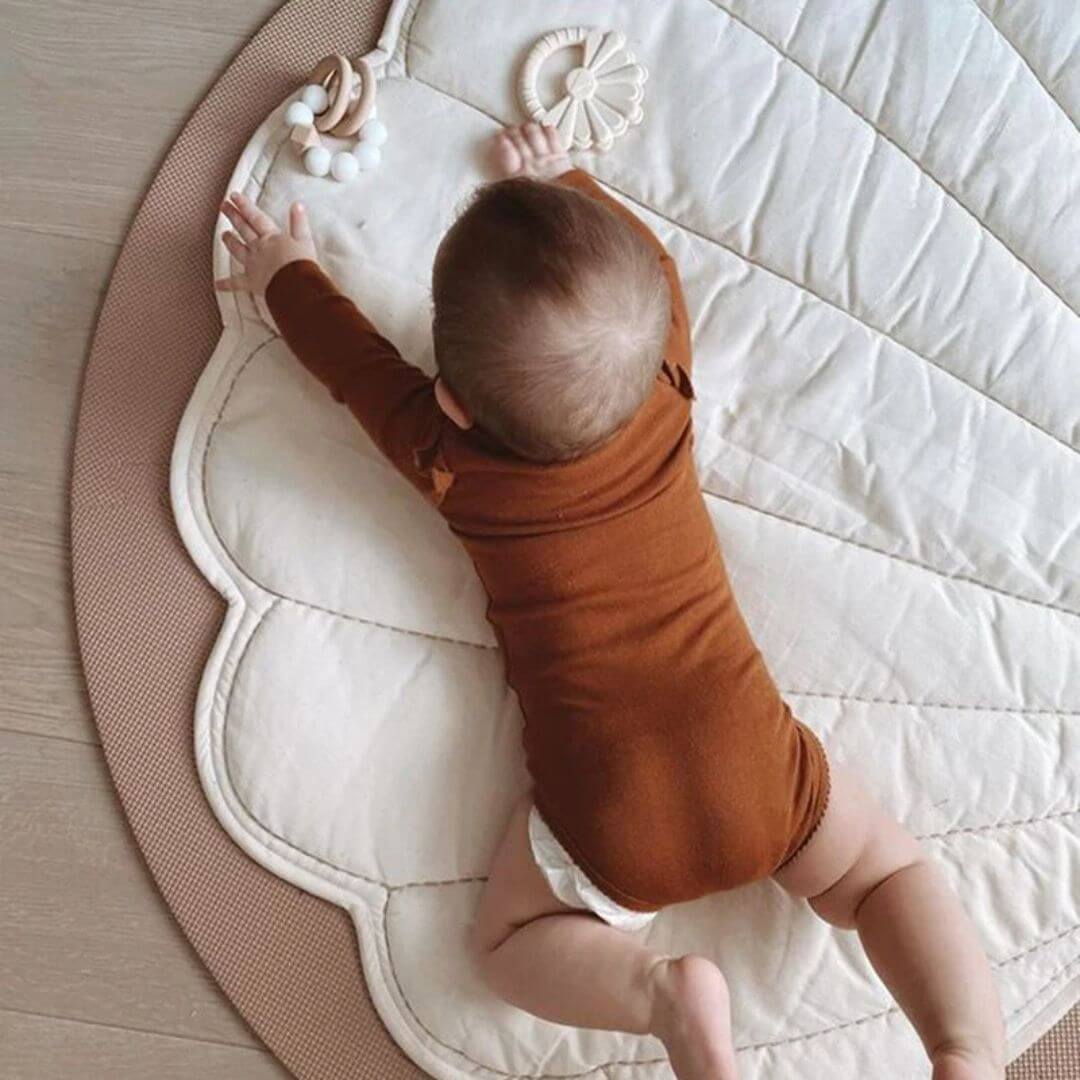 Tapis-d'éveil-Coquille-bébé-sur-le-ventre