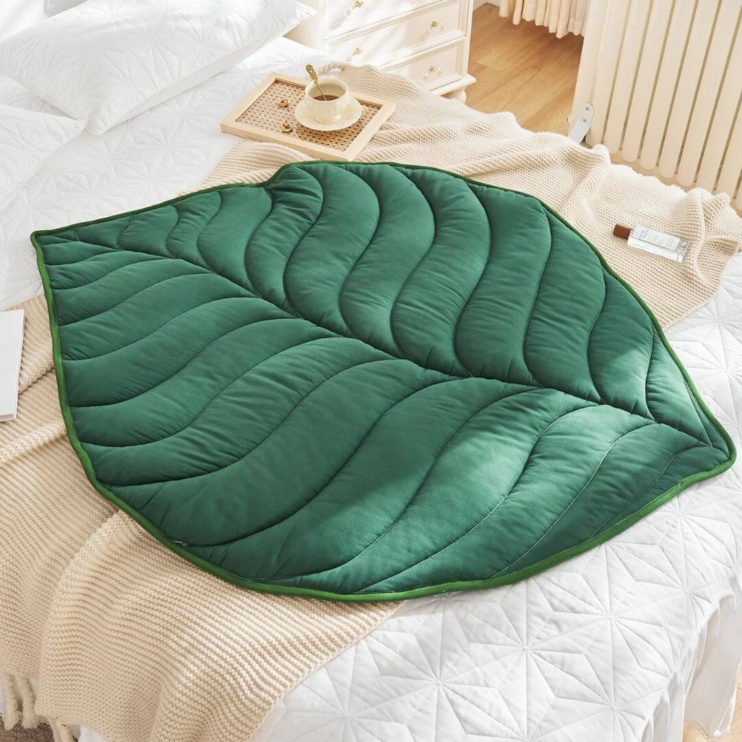 Tapis-d'éveil-nordique-vert-foncé-sur-le-lit