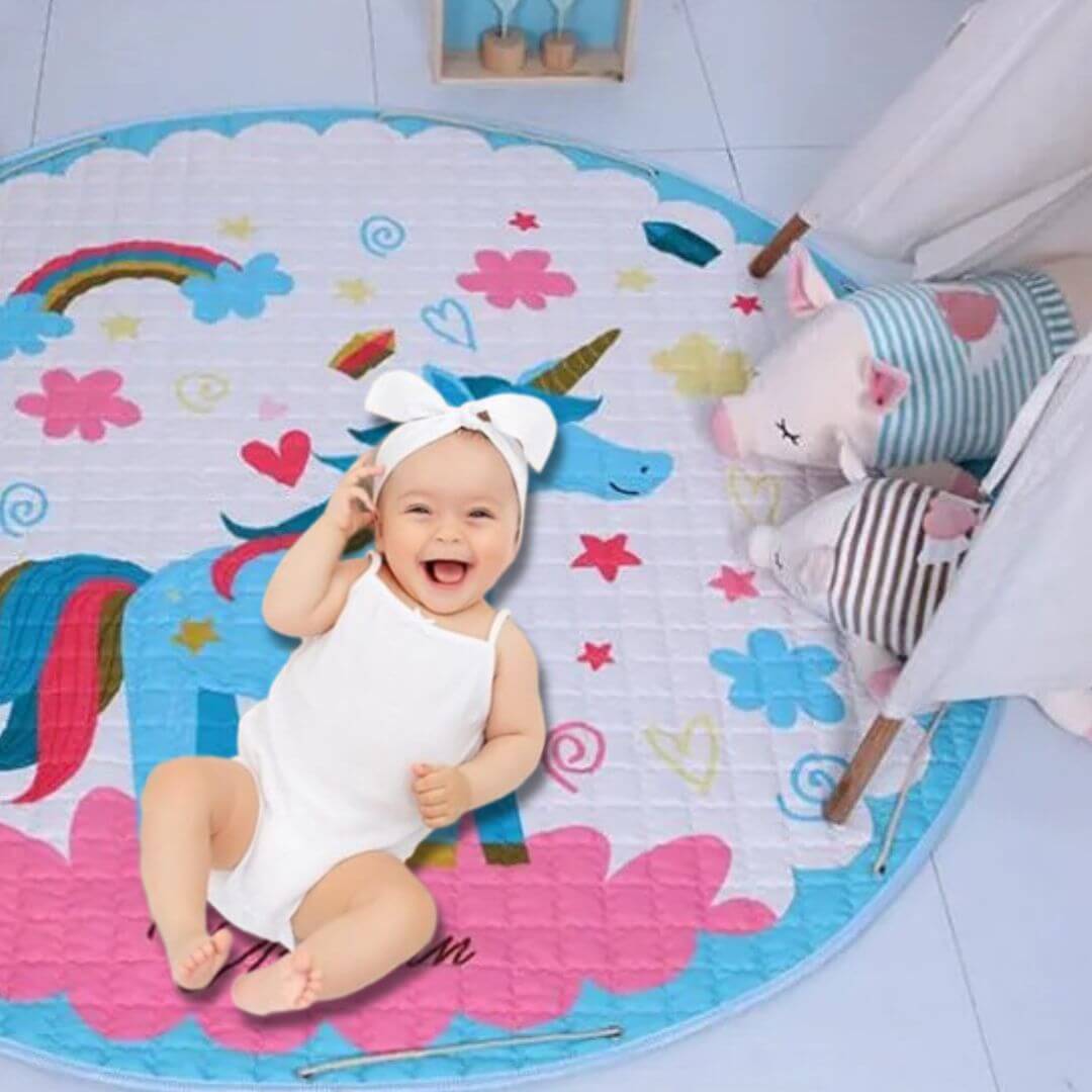 Tapis-de-jeu-bébé-La-Licorne-enfant-sur-le-dos