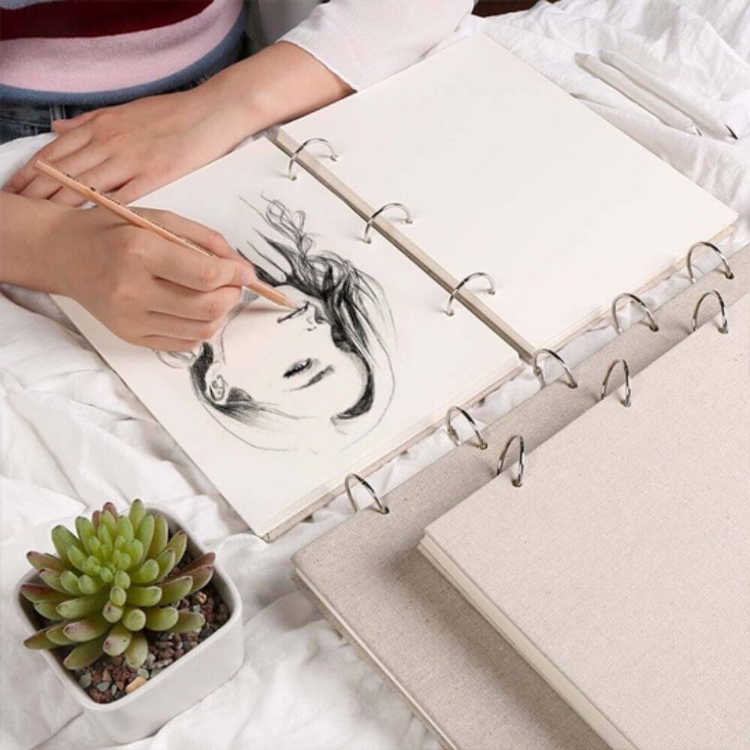 Une fille qui dessine sur le Carnet de croquis