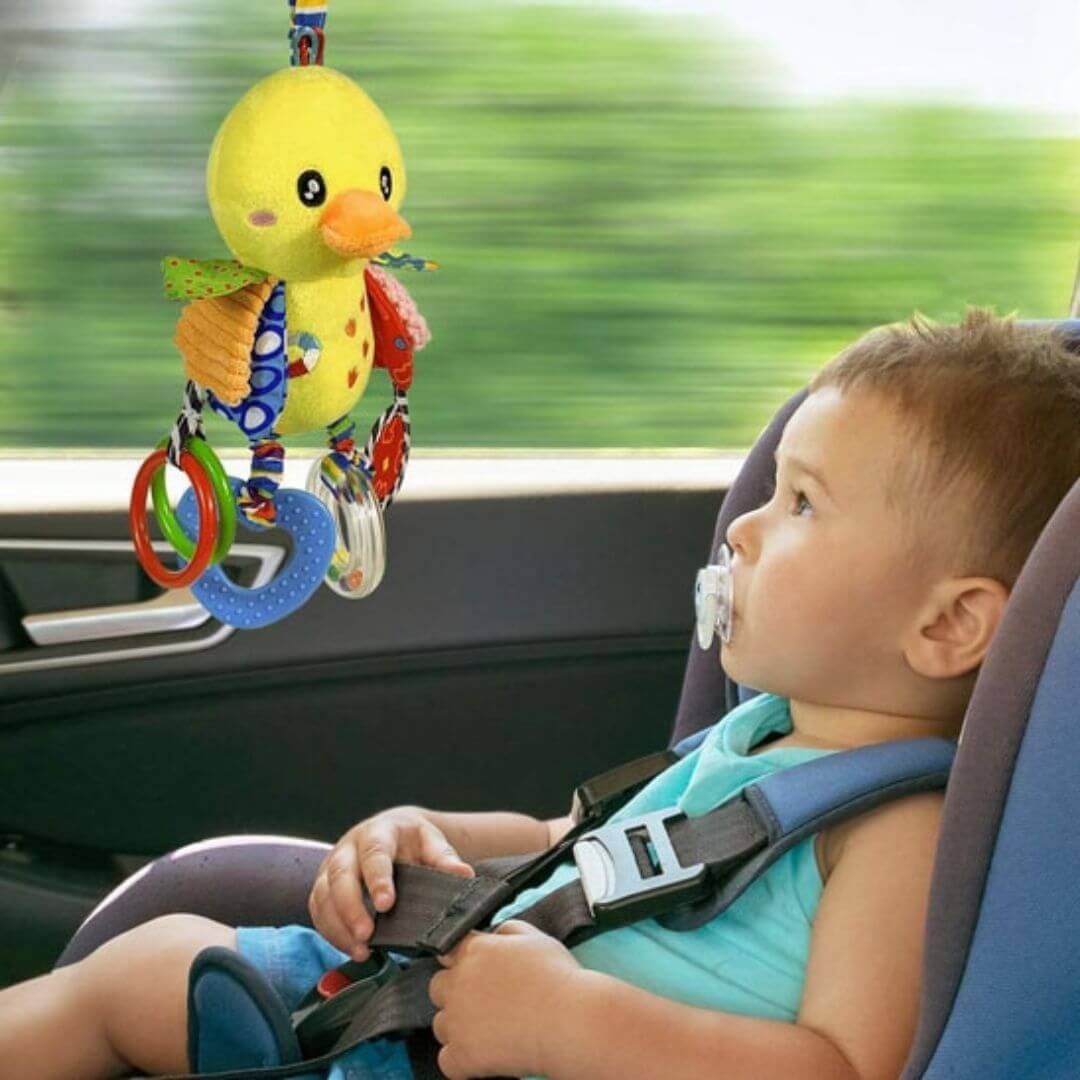 hochet-bébé-en-peluche-pour-siège-auto