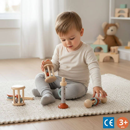 Un enfant qui joue avec le Set de musique 5 pièces -  idée cadeau 3 ans