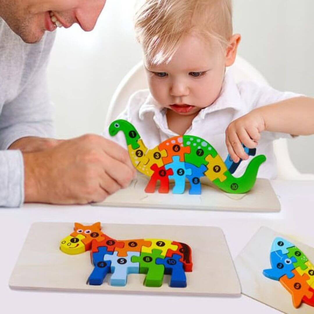 Un garçon de 2 ans concentré à assembler le Puzzle enfant