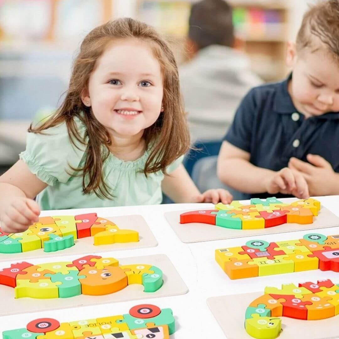 Une fille et un garçon qui utilisent ensemble le Puzzle enfant