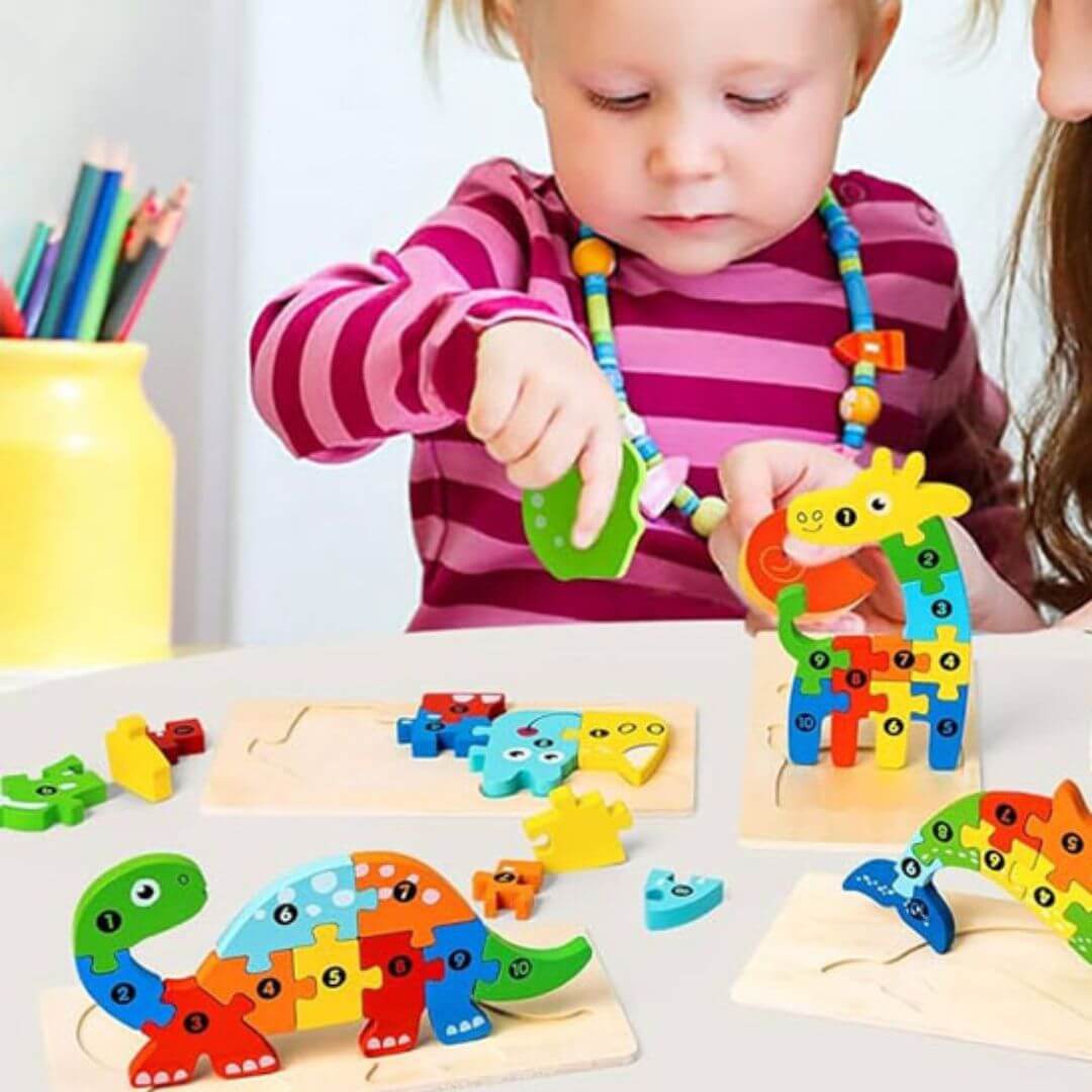 Une fille qui utilise le Puzzle enfant et développe sa motricité fine