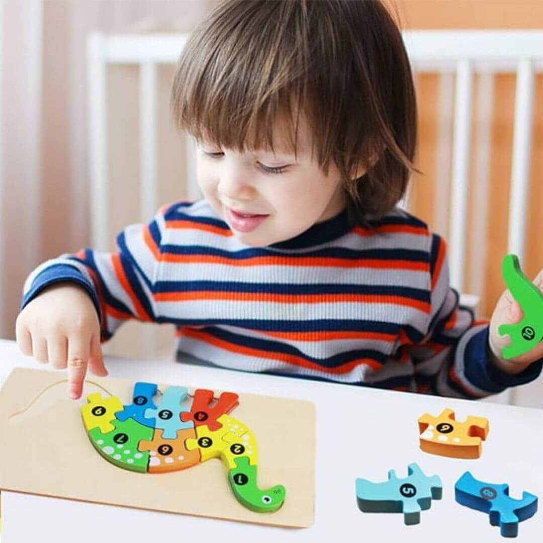 Un garçon qui réfléchit en utilisant le Puzzle enfant