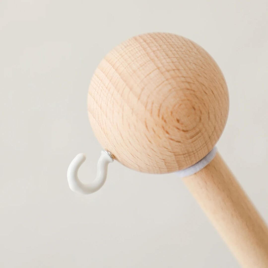 support-mobile-bébé-en-bois-naturel