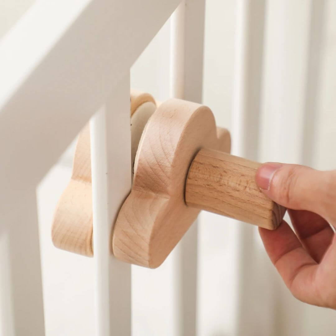 support-mobile-bébé-en-bois-stable
