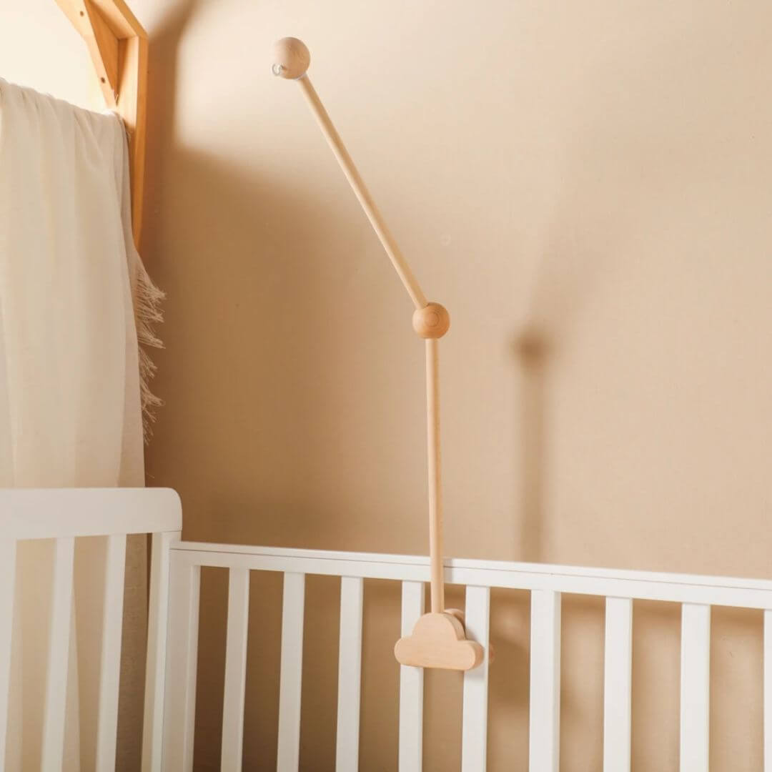 support-mobile-bébé-en-bois