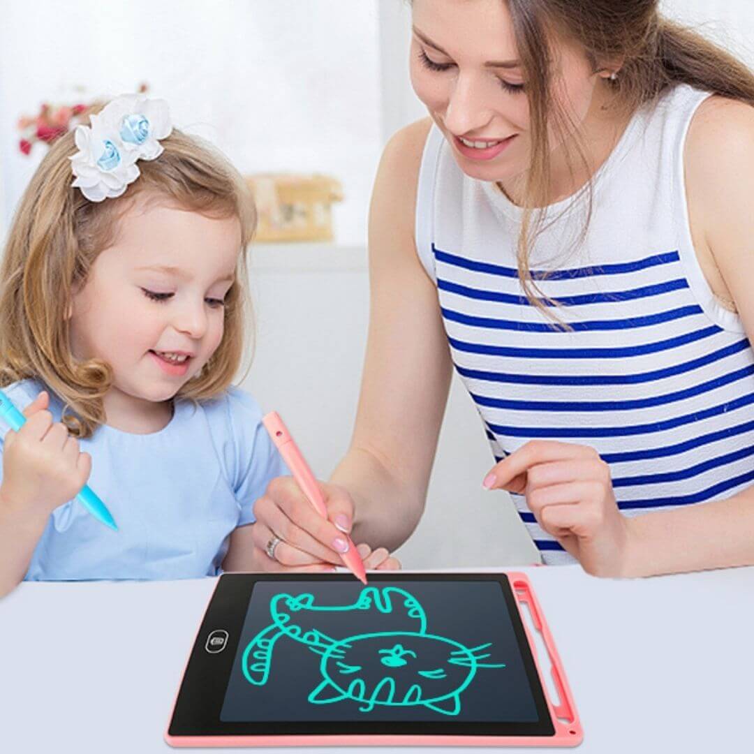 Une maman qui aide sa fille sur la Tablette d'écriture LCD 8.5 Pouces